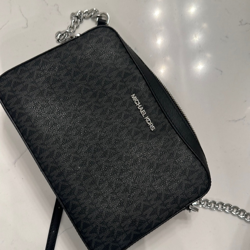 Micheal kors jet set large crossbody black logo/silver hardware
